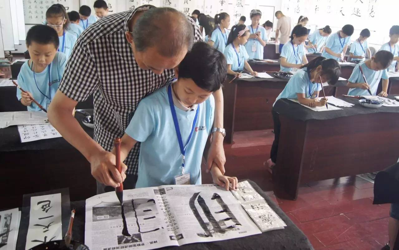 嘉汇书法学堂由嘉汇购物广场董事长郭晋昆先生,北京书法家胡家辉共同