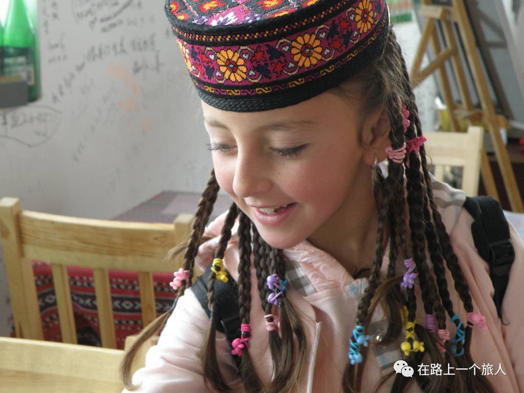 维吾尔族天山脚下一个能歌善舞的民族如果你喜欢市井生活,这里有原始