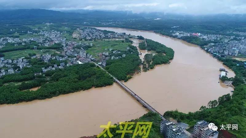 独家空中航拍藤县太平镇洪水灾情图