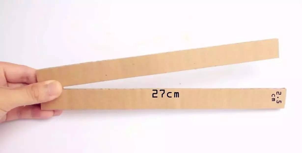 步驟5:再用紙皮截取兩段27cm*2cm,30cm*2cm,32cm*2cm的內側邊框4條