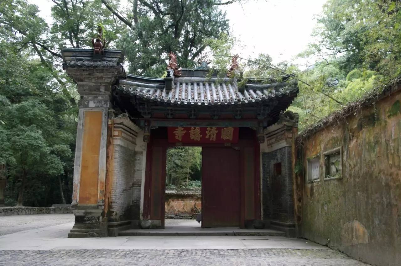 与照壁背向遥对的即是弥勒殿,一幅石匾嵌于墙内,清瘦的"国清寺"三字