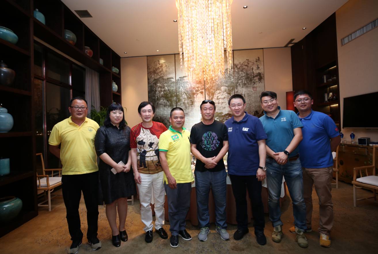 《海融·路书》团队与大庆市美食乐食品有限责任公司董事长杨洪光及总