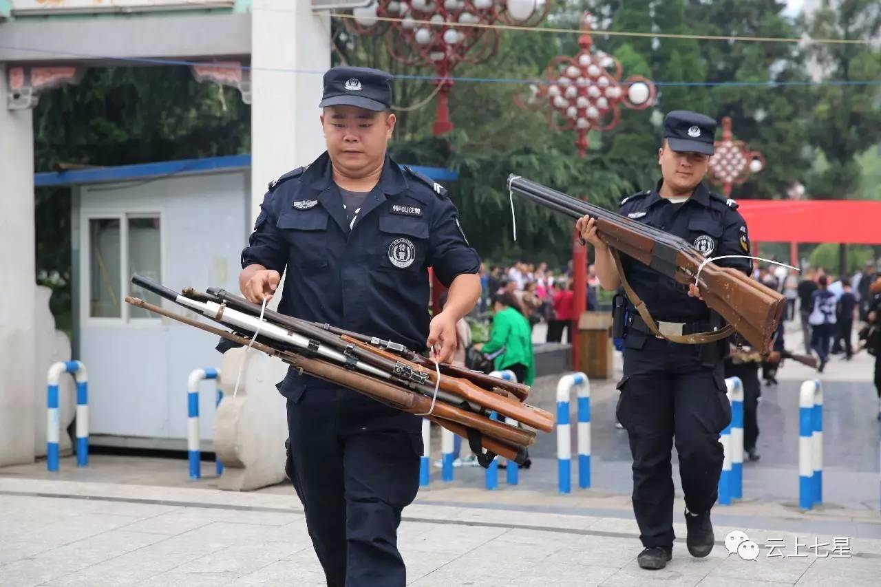 什麼情況?人民公園出現了這麼多槍