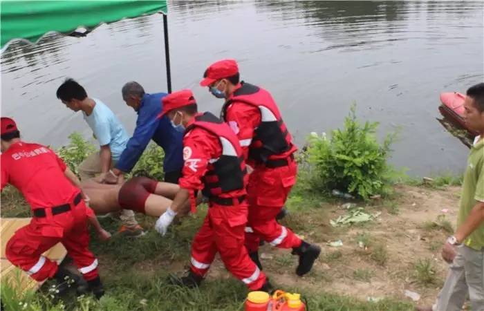 打捞溺水男青年图片