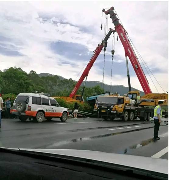 突发报道!广河高速一载50人大巴翻车,现场