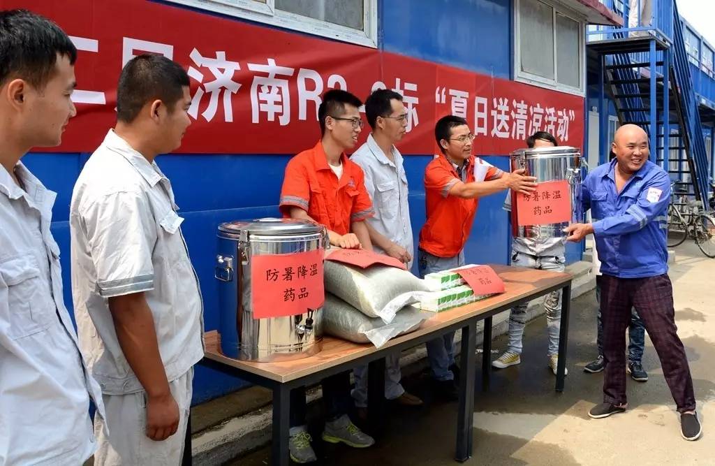 濟南地鐵r2-9標在為職民工購買防暑降溫藥品的同時,讓廚房熬好綠豆湯