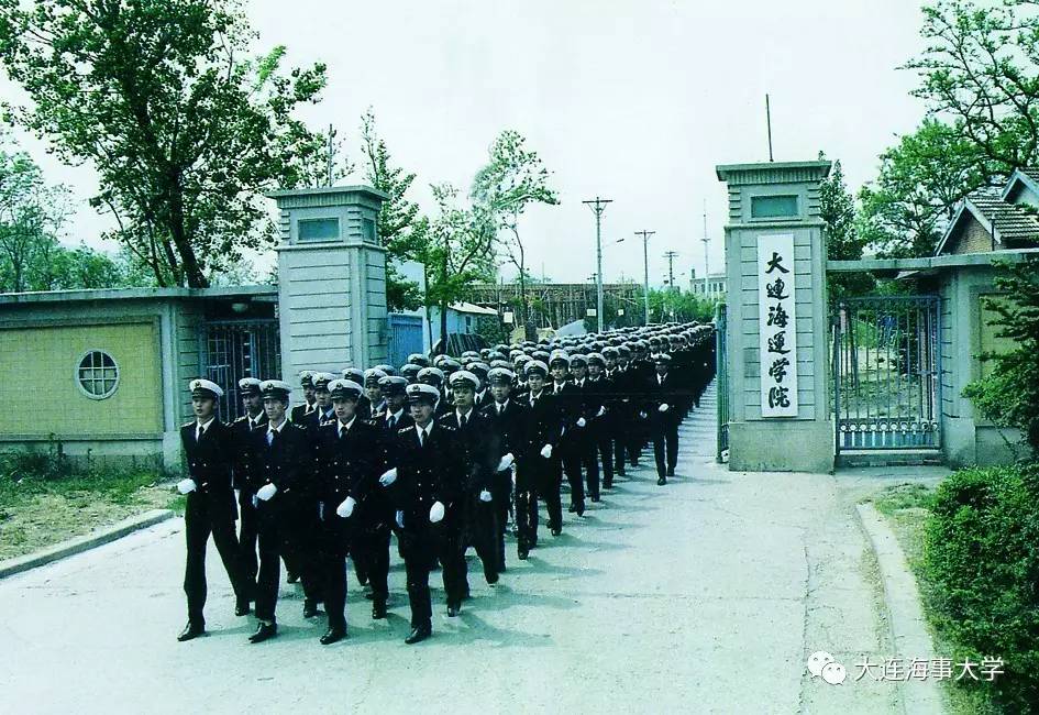 从2003年开始,大连海事大学在半军事管理纵队中实行校衔制,使得半