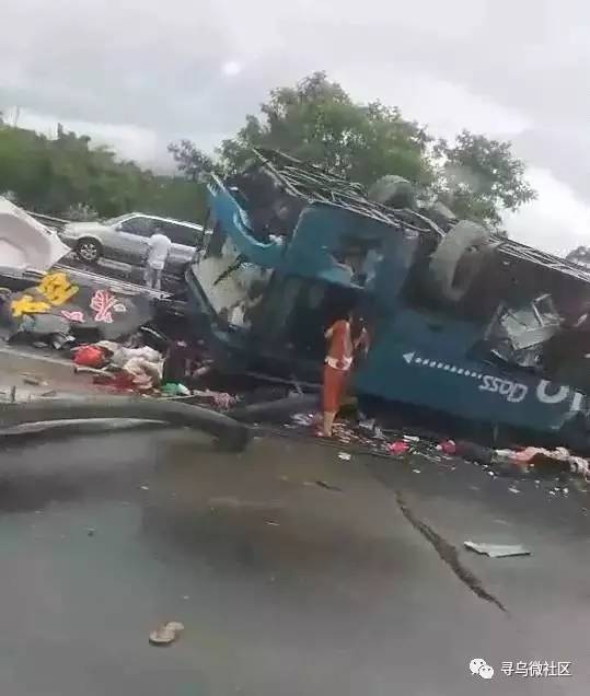 央视新闻报道【广河高速惠州段大巴车侧翻 19人死亡】今日13:00左右