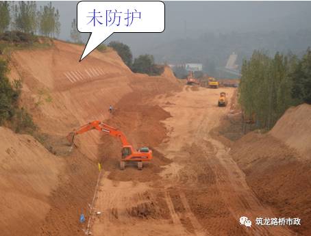 土質路塹開挖施工:4)挖方路基開挖至基底高程應預留路床基底壓實引起