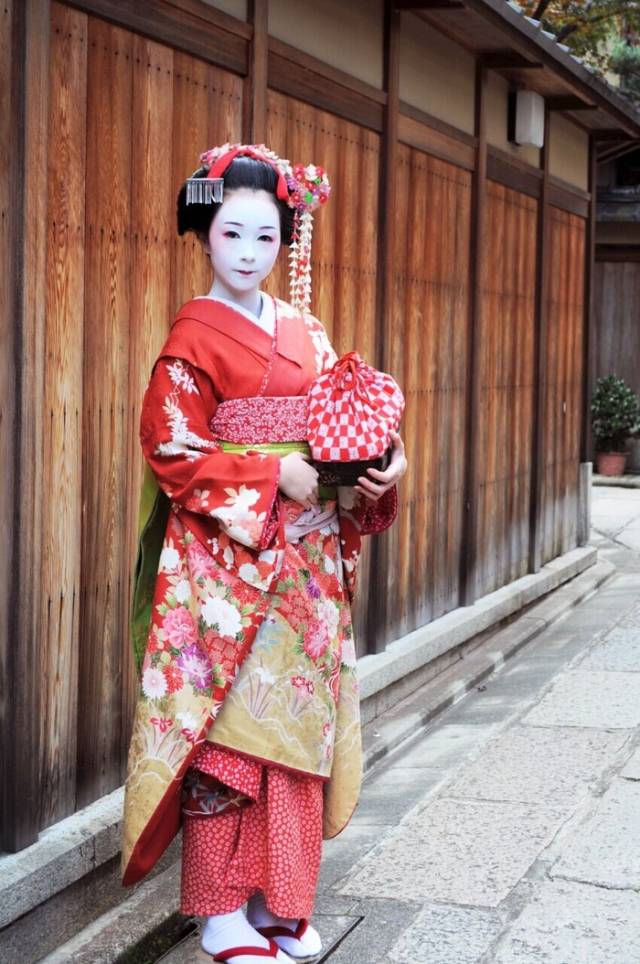 日本艺伎传统服装图片