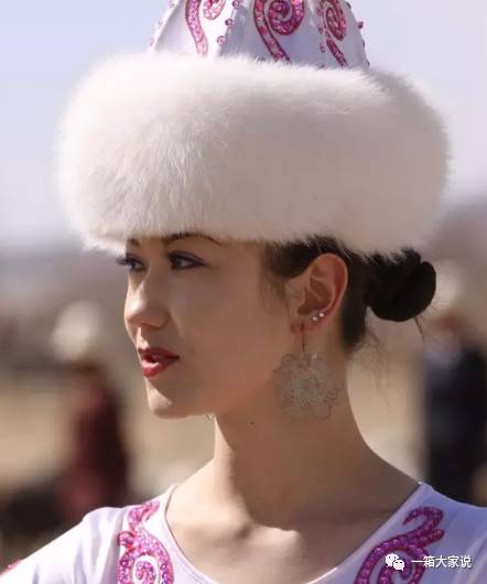 每日一衣穿上漂亮的柯尔克孜族服装做你美丽的新娘