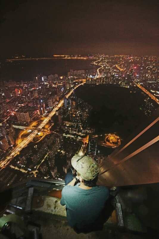 一个人俯视城市的图片图片