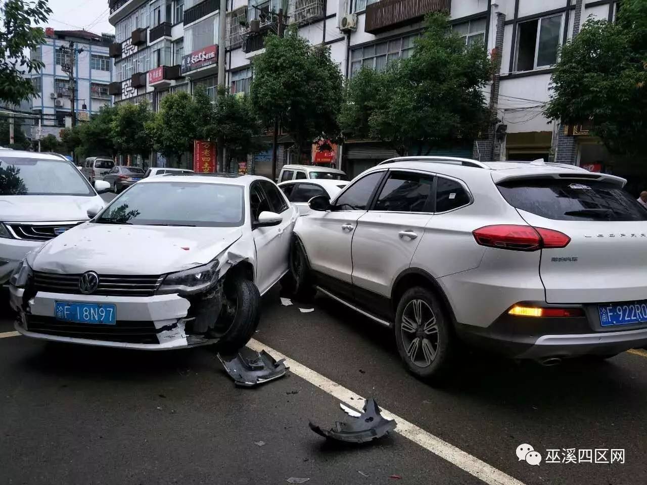 文峰发生四车连环擦挂的交通事故雨天路滑过细点更好啊