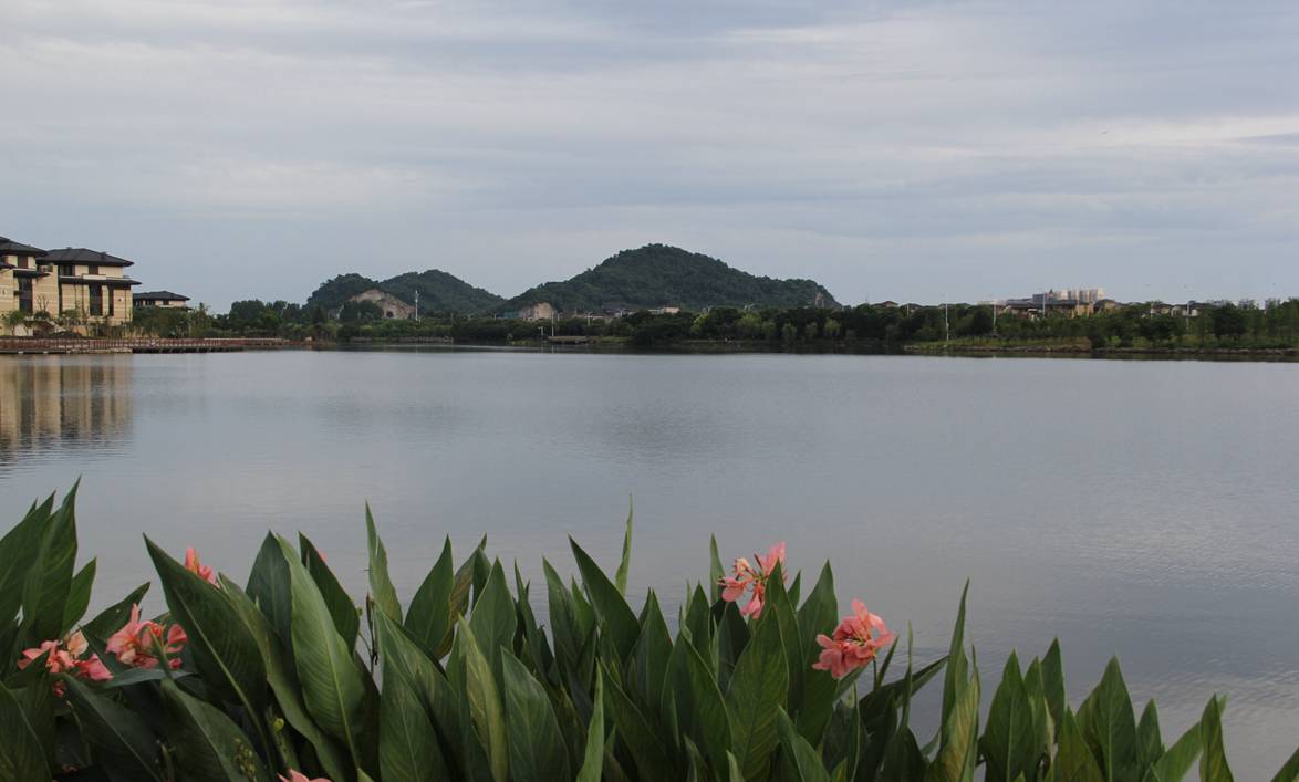 从某种意义上说,鉴湖江的整治,是鉴湖-柯岩风景区的扩大和延伸向海山