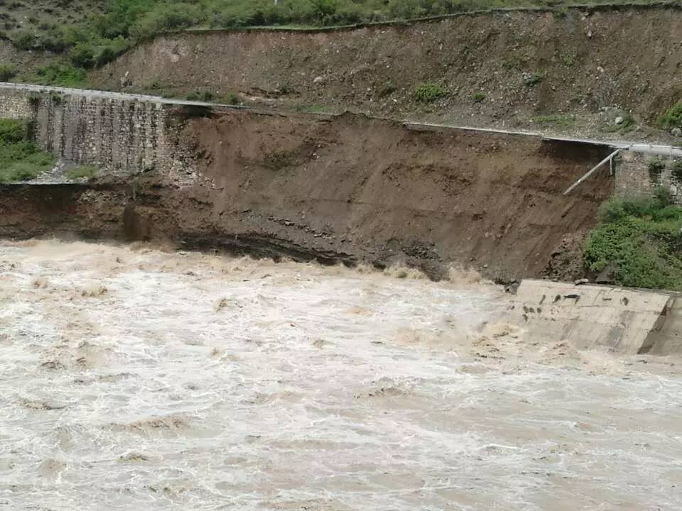 乡城县水洼乡路基被洪水冲毁现已断道附视频