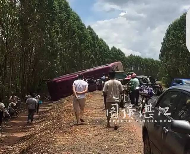 5日,省道375线雷州市客路镇往遂溪河头镇路段发生一起客车和皮卡车