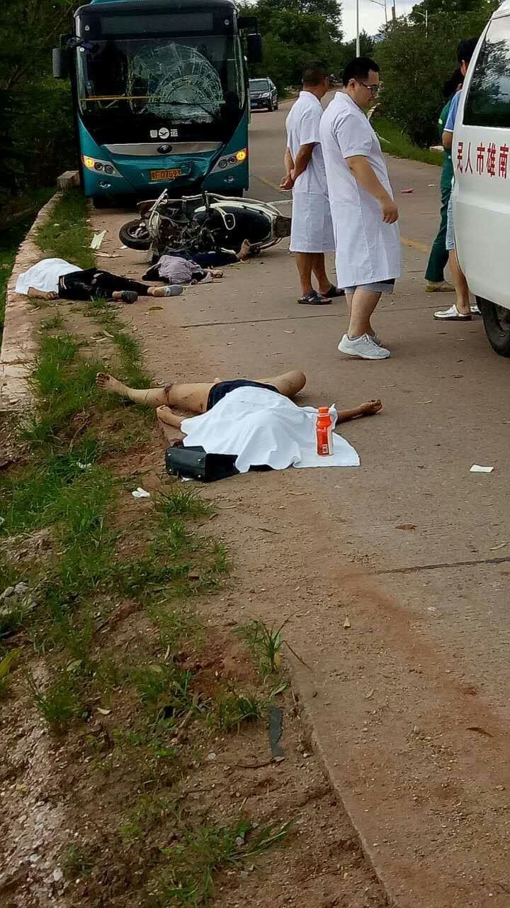 昨天傍晚南雄3名少年冲撞公交车,当场致三人死亡!