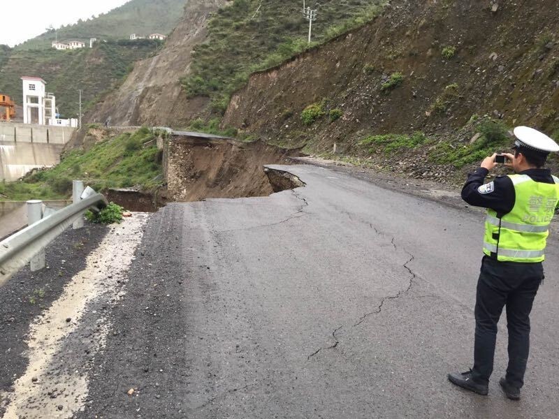 乡城县水洼乡路基被洪水冲毁现已断道附视频