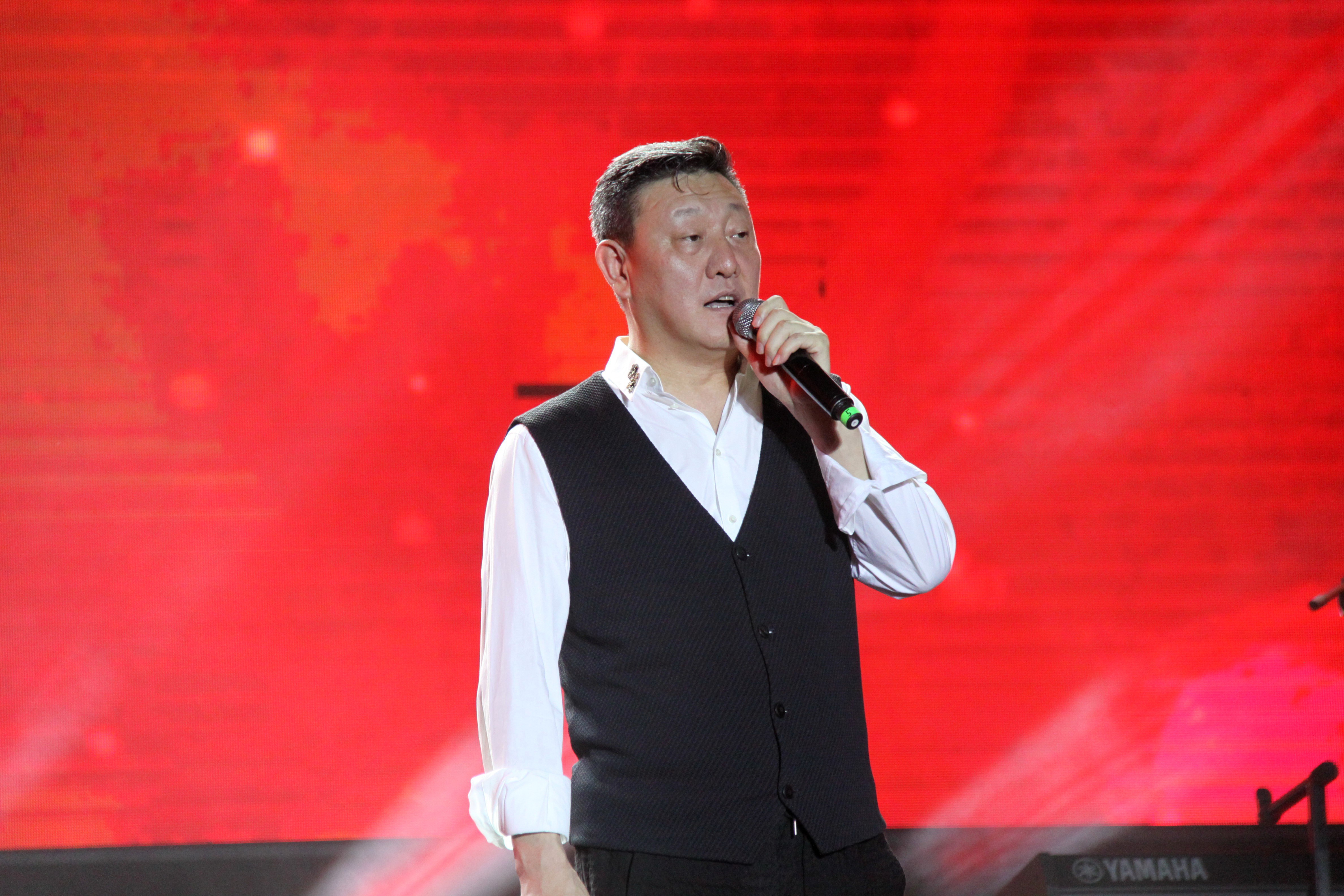 歌手韩磊,黑豹乐队以及女歌手潘辰来河北邢台演出