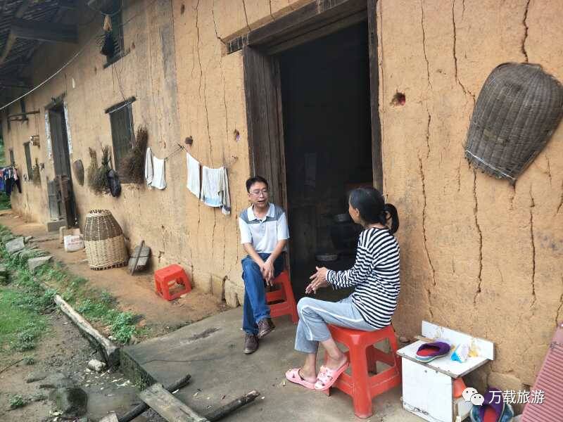 帮扶对象给予慰问金万载县旅发委主任刘海勇走访帮扶对象了解致贫原因