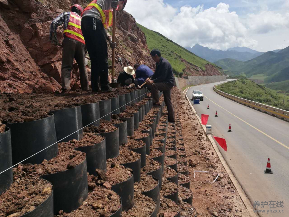 青海:海东乐都公路段蜂巢格室植草护坡工程开工