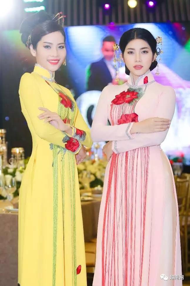 越南女星身穿奥黛亮相时装秀