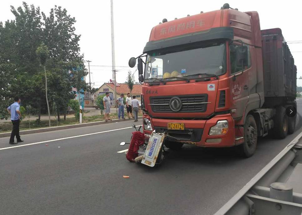 現場還留有大貨車一段二三十米的剎車痕跡.