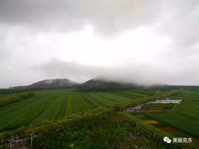 實拍74克東狂風暴雨水漫縣城二克山若隱若現似仙境