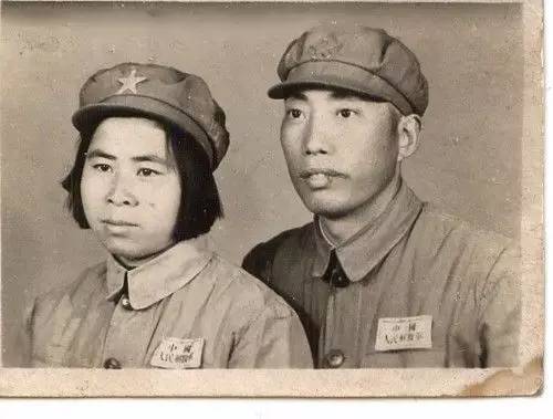 军人的结婚照这是50年代的结婚证那时候都流行看向远方