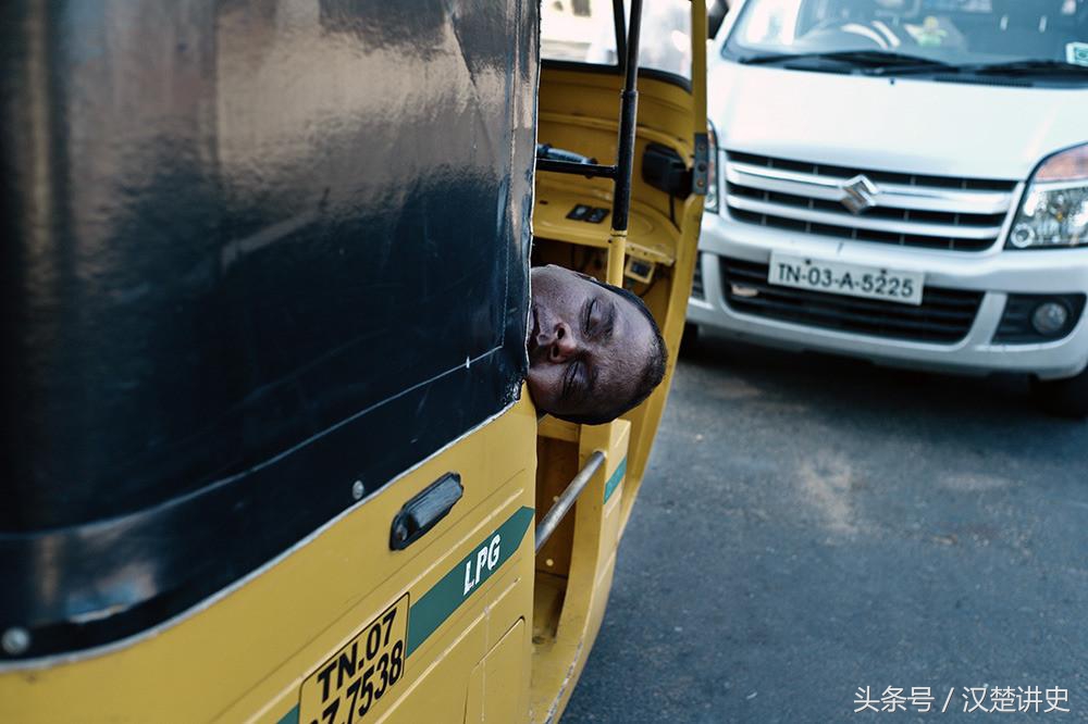 实拍大白天在车里睡觉的印度出租车司机