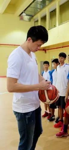 周鹏在赠送学校的篮球上签名敬请关注狮山高级中学微信公众号