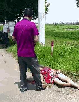 视频宜兴官林发生车祸一女子被撞倒在地身边一滩血