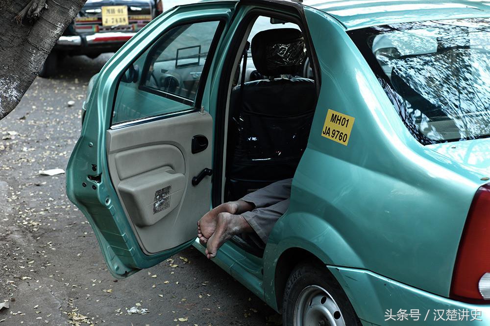 实拍大白天在车里睡觉的印度出租车司机
