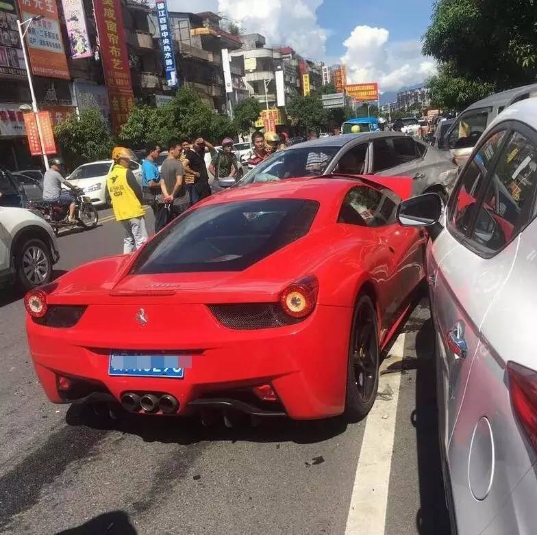 速看,惠州惠东1豪车发生车祸,撞毁严重,监控拍下全过程!