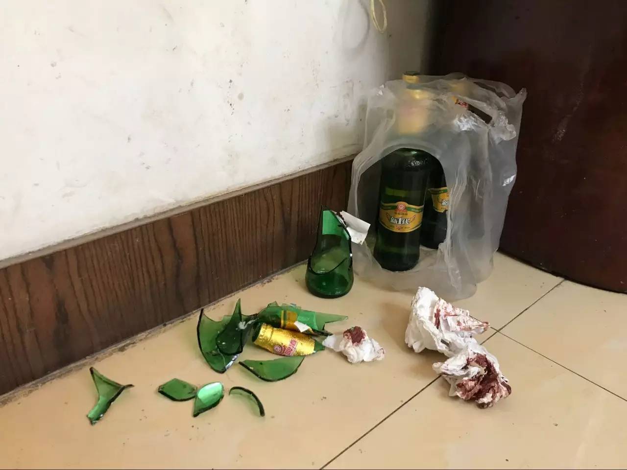 路胡女士的家里,在其家里,记者看到炸裂的啤酒瓶还在地上,在该酒瓶上