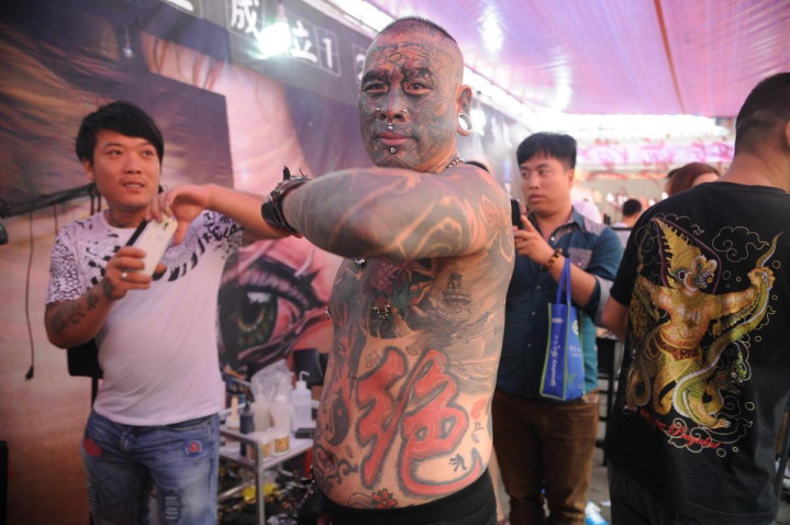 纹身第一人刘明纹身师图片