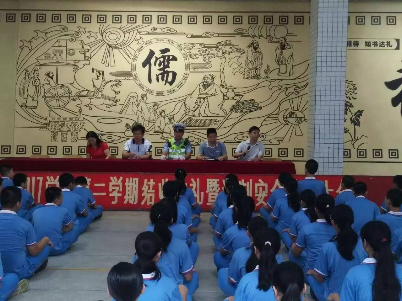 7月6日,蓬江交警大隊民警和協管員分別到篁莊小學,丹灶小學,甘光儀