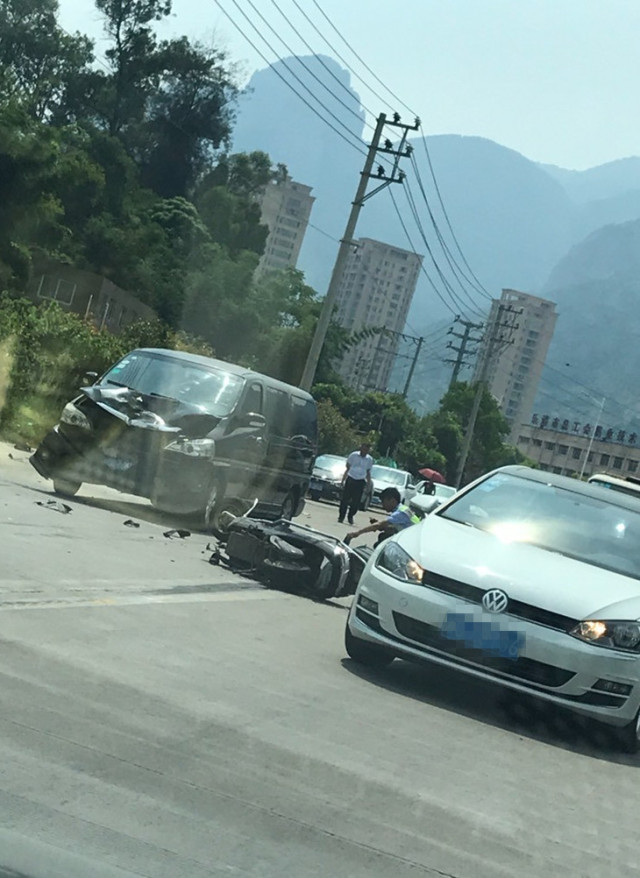 恐怖!乐清一车祸 全车散架人倒地不起