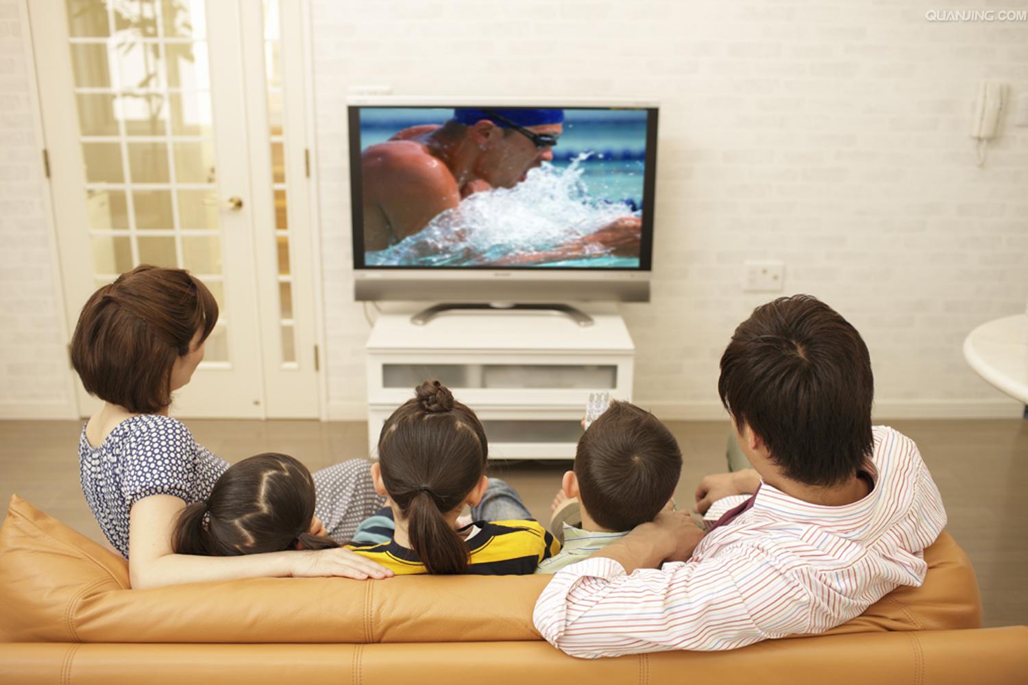 家庭看电视场景扁平设计风格矢量插画 Family watching TV flat design style illustration – 设计小咖