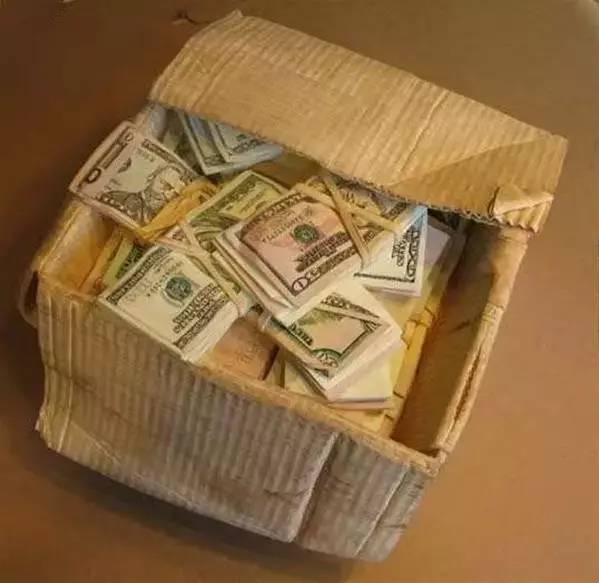 这一箱箱的美元比黄金还值钱不过你能看出来它们是用木头做的吗