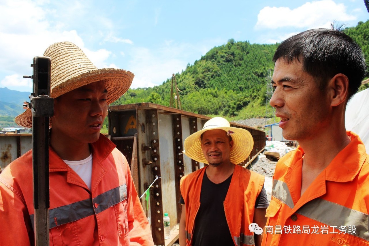 龙岩工务段共产党员,线路科科长周国云在巡查线路过程