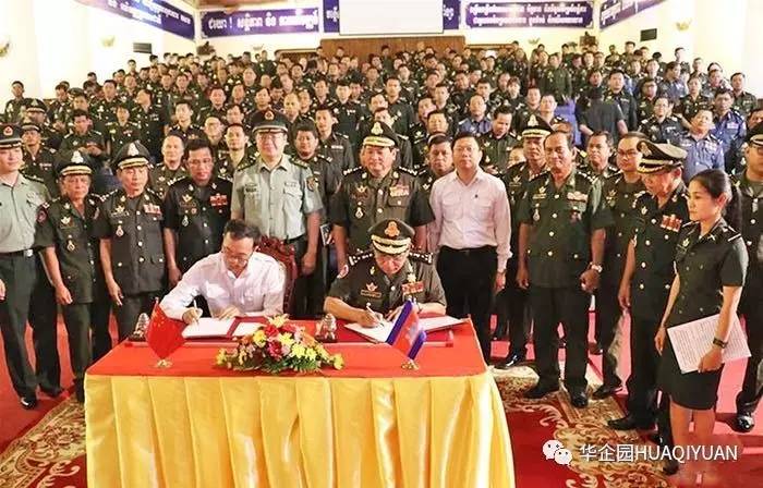 柬埔寨王家研究院孔子学院在柬国防部开设的汉语中心12日在金边揭牌