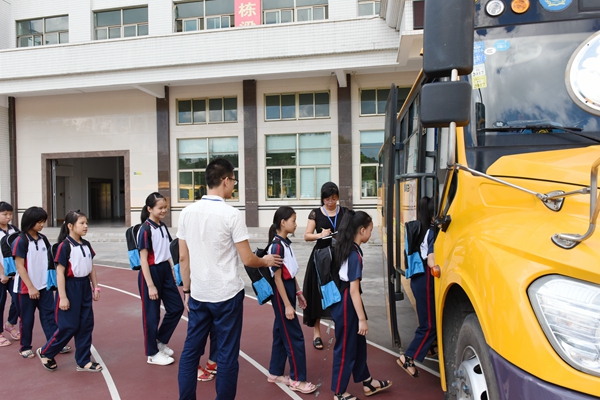 快讯普宁国英学校精细管理保障学生乘坐校车安全