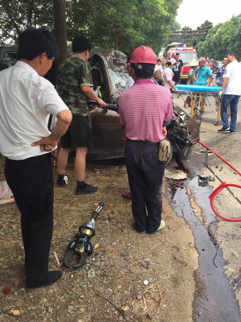 場面血腥唐王發生一起重大車禍副駕駛母女當場就