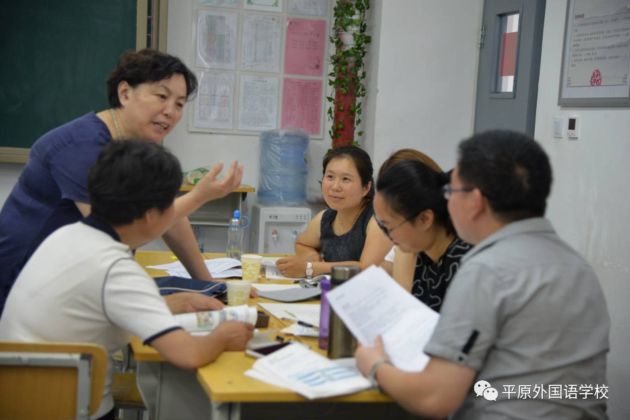 上海市金山区教育学院陆春娟老师深入小组与学员交流上海市张堰第二