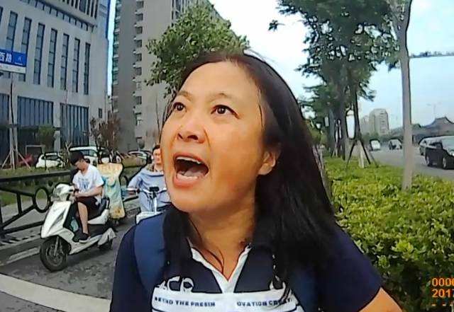 连云港一女子带着儿子,辱骂,殴打交警!真泼妇