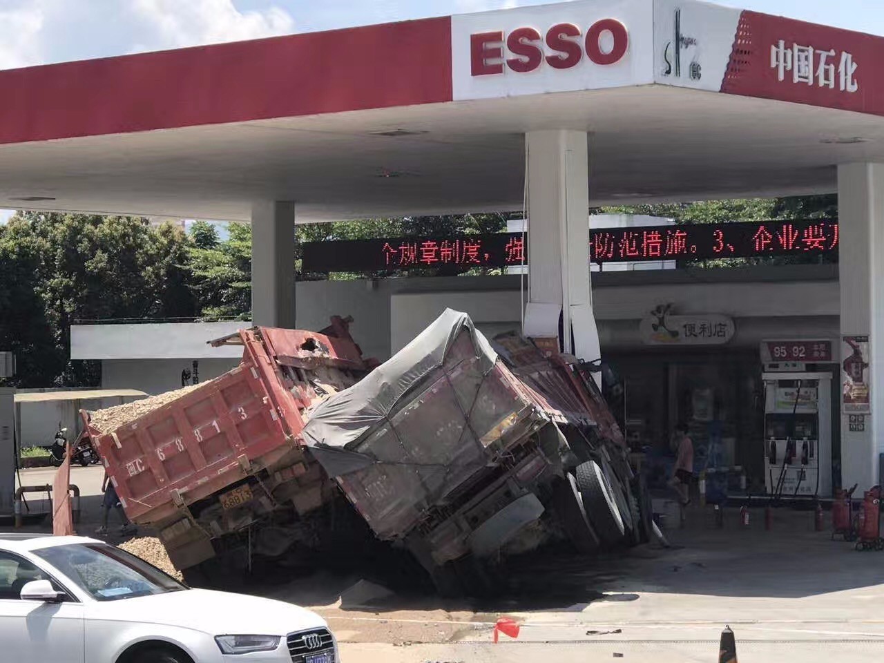 吓人!永春县桃城镇花石加油站两辆大货车撞上了加油站的柱子并侧翻