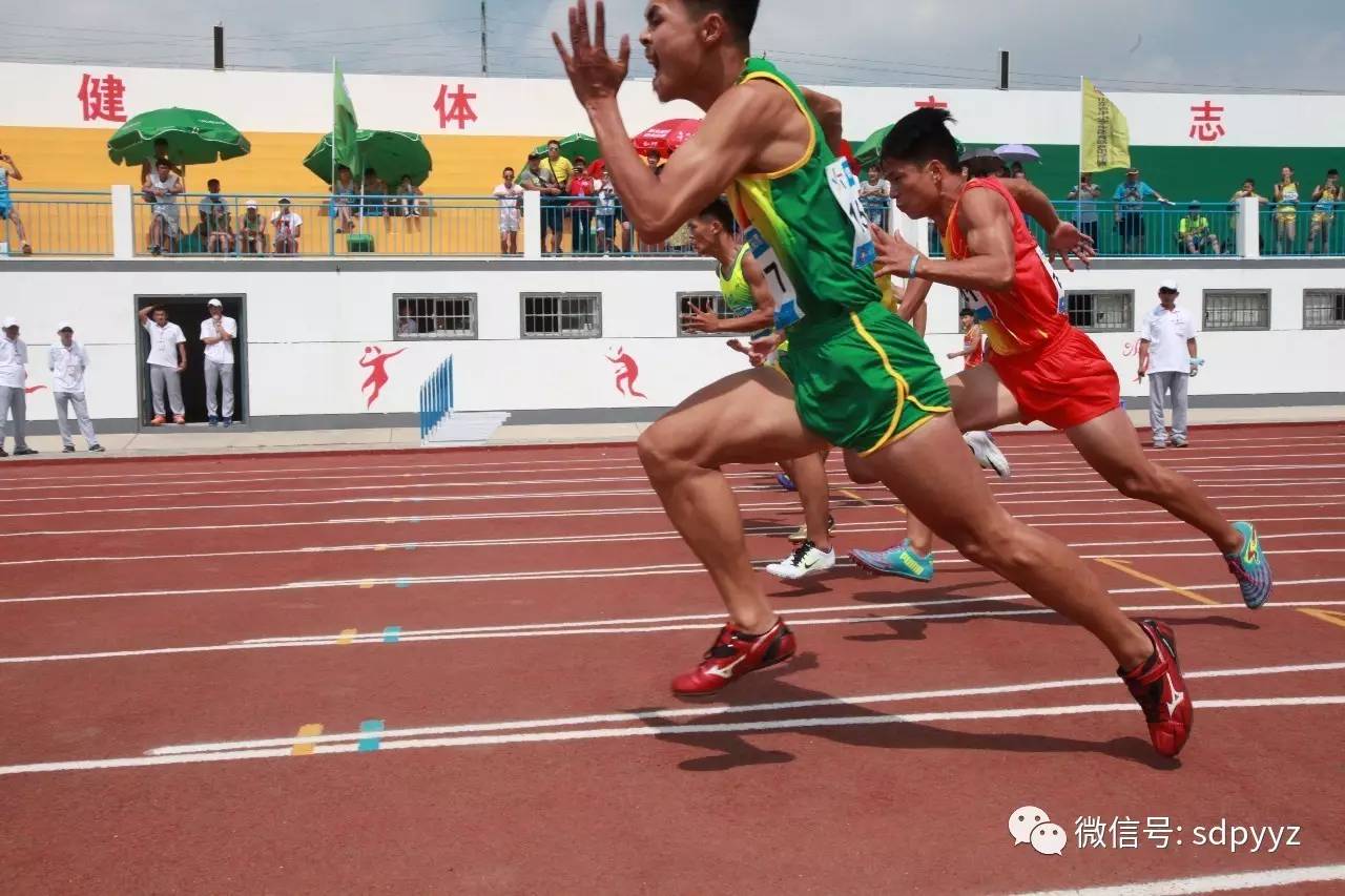 運動賽場灑汗水競技體育顯英雄山東省中小學生體育聯賽田徑比賽正在