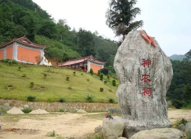 神农祠位于双江自治县勐库镇北部南勐河上游,勐库大雪山万亩野生古