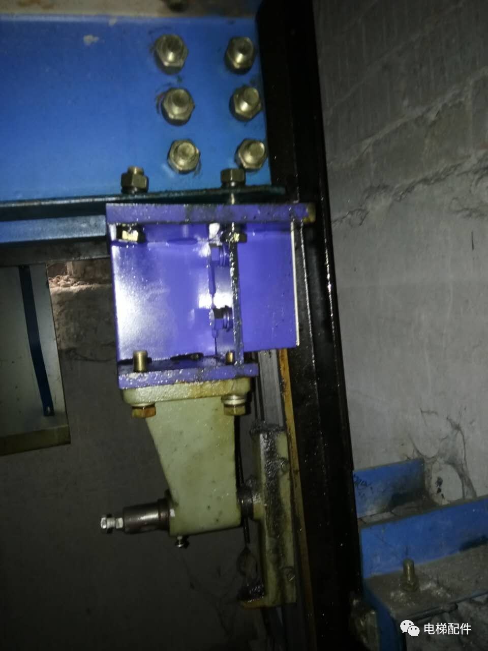 电梯安全钳安装位置图片